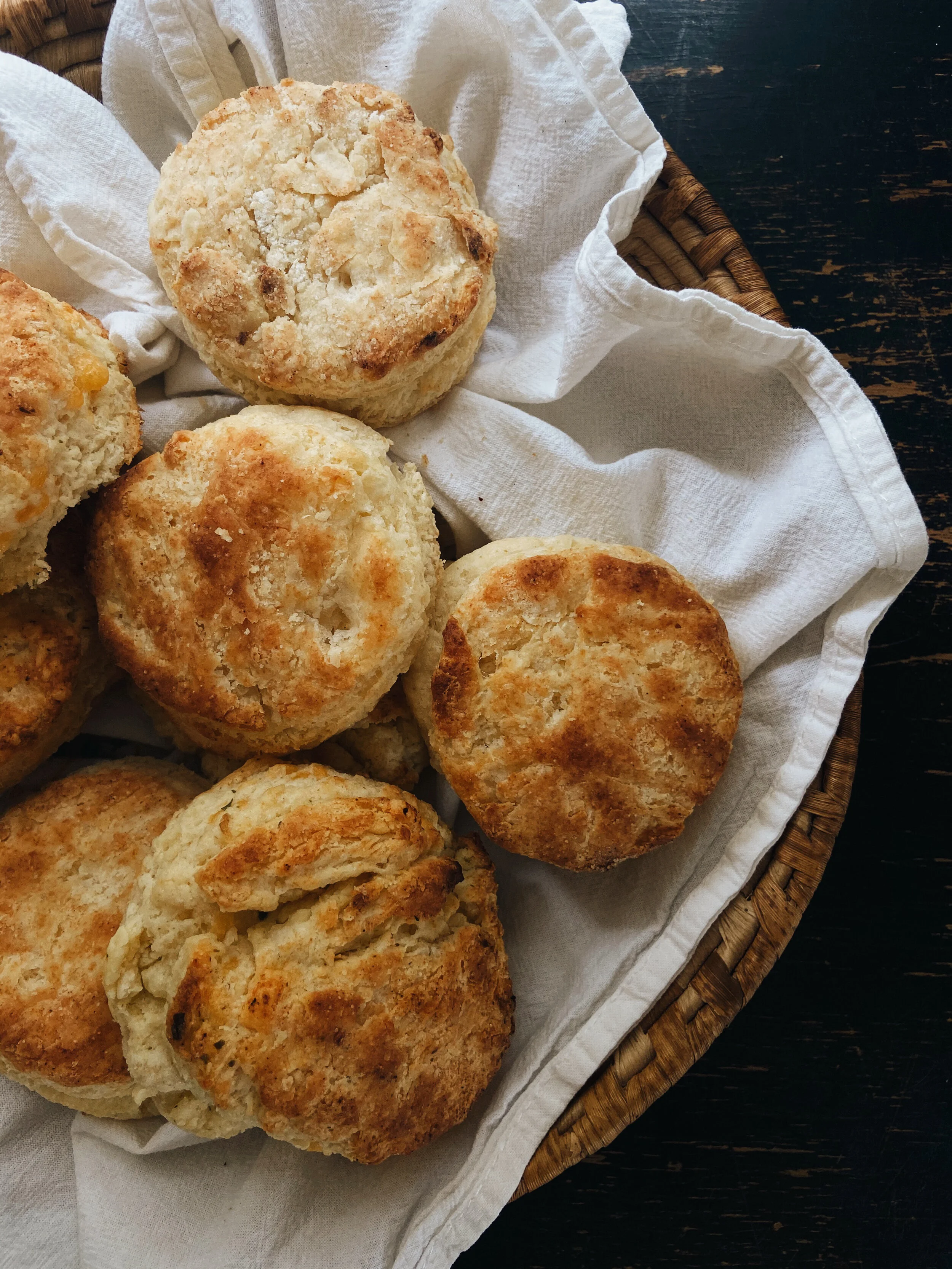 EASY HOMEMADE CHEDDAR &amp; CHIVE BISCUITS