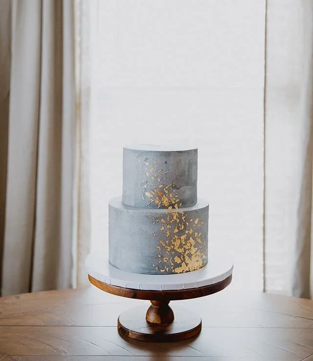 A concrete cake covered in gold flakes? Get out of my head @lizzie_spratt #kthanks ✨
.
.
.
.
.
.
.
#kelleyrayeweddings #atlantaweddingphotographer #losangelesweddingphotographer #weddingdayready #radlovestories #huffpostido #theknot #weddingportraits