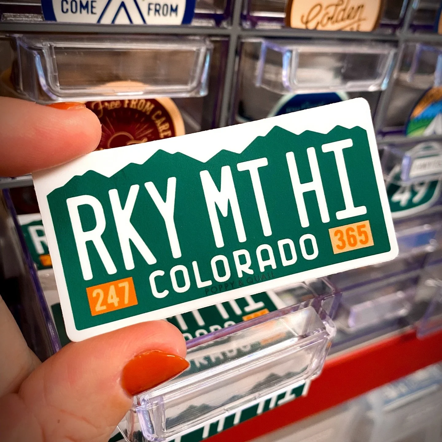 NEW little license plate stickers are here! 🚘 One of six sweet new designs on our freshly updated website (still a bit of work to do, so pardon the dust! 🙃)

#poppyandquail #rockymountainhigh #johndenver #coloradosticker #coloradolicenseplate