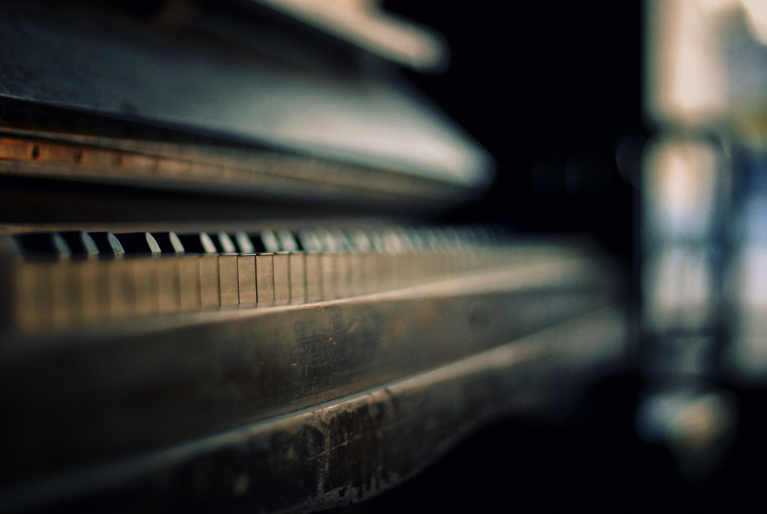 closeup-shot-of-a-vintage-piano-with-a-blurry-back-2026-01-07-07-15-00-utc.jpeg