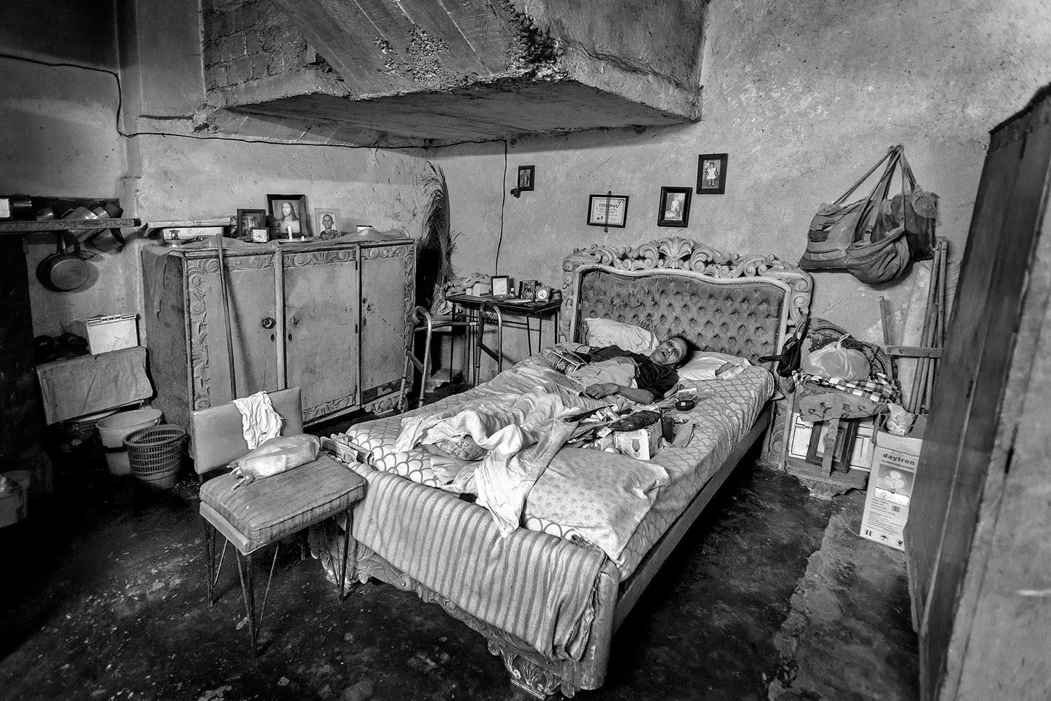 ws 49a Living under a cement block Interior.jpg