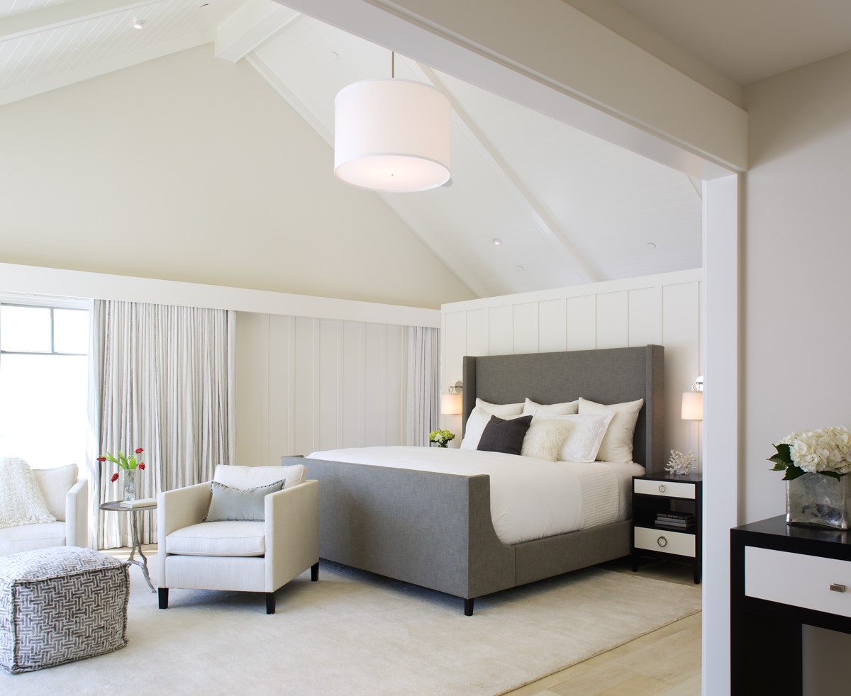 Archetype Pendant in a traditional bedroom setting Interior design: McCormick & Wright Photo: Brady Architectural Photography