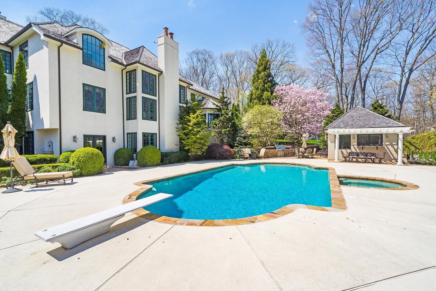 Which photo best captures this pool and patio? 1, 2, 3? Contact @eileen_scott1 for more information!