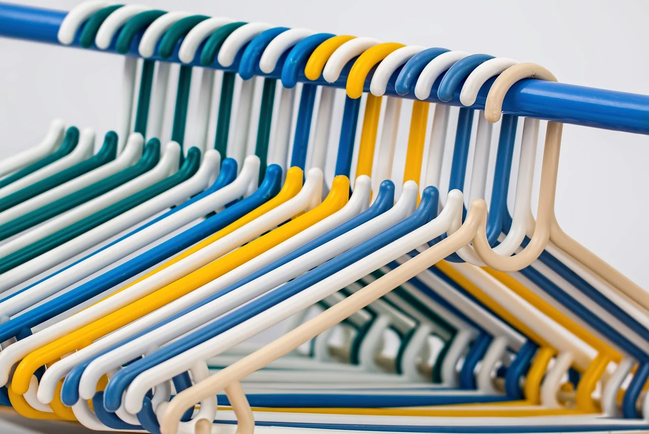 clothes-hangers-582212_1280.jpg