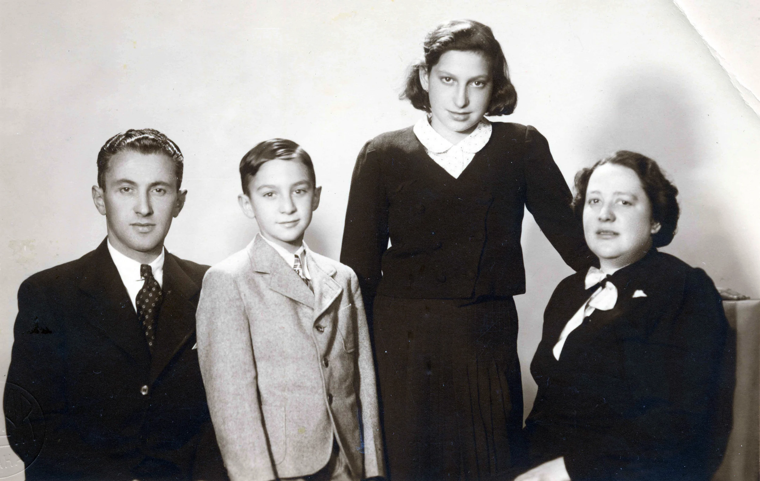 One of the last family portraits taken of Hana with her family and her younger brother, Petr / 1939