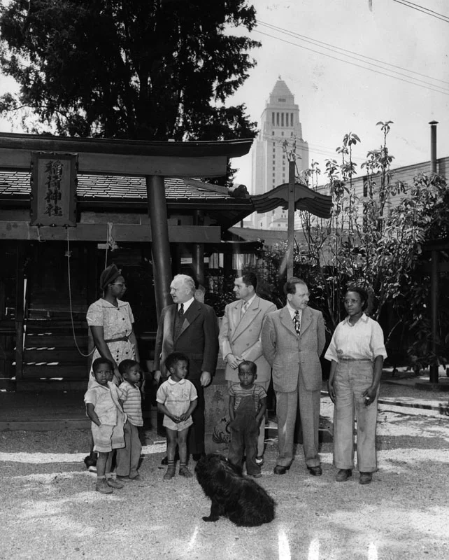 Mayor Bowran speaks to Bronzeville residents during a cleanup effort, c. 1944 via