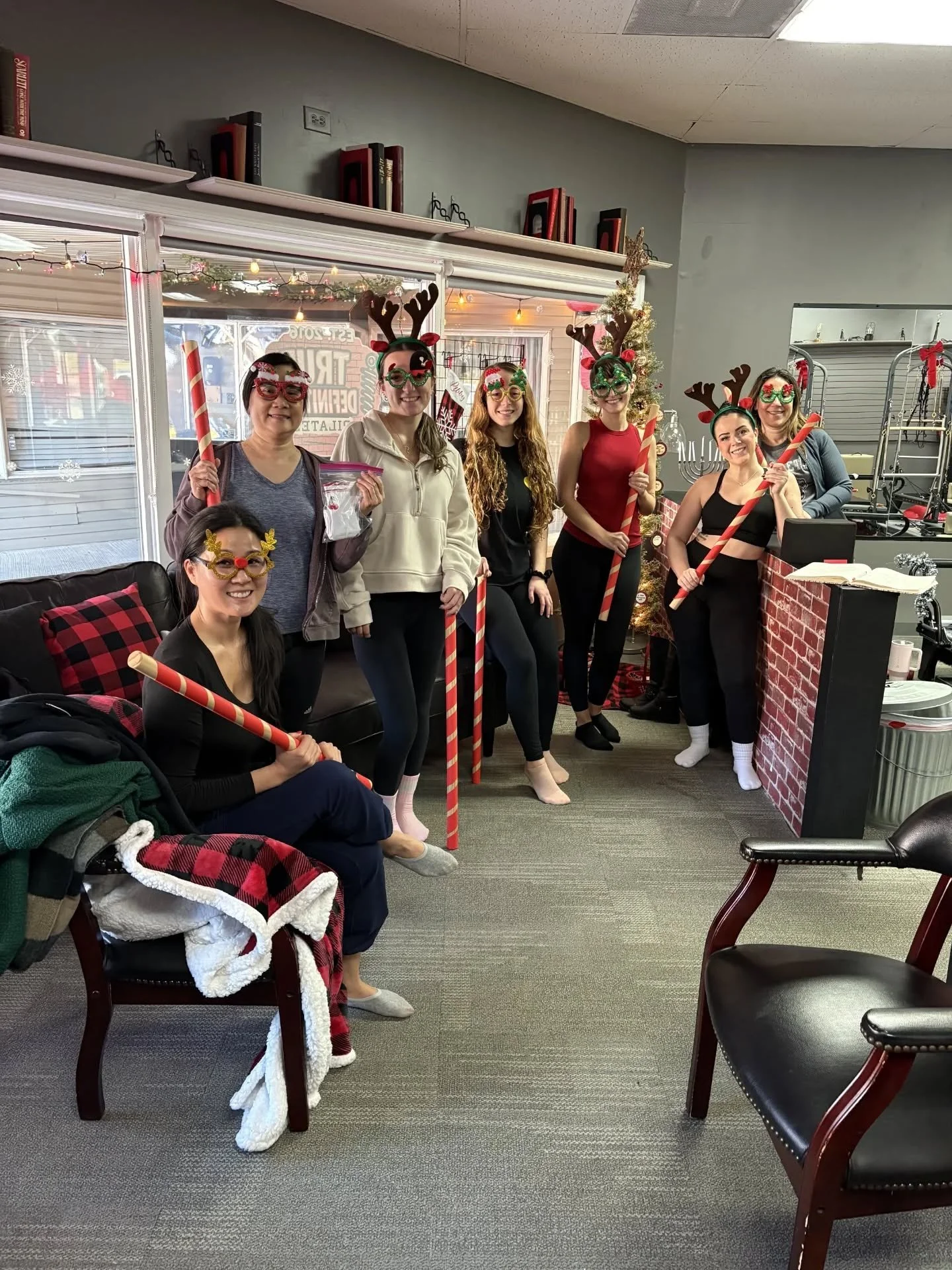 🎄Such fun classes with Kim yesterday for North Pole-lates! Check out more of our holiday classes 🤗 in the upcoming week! 
...
#pilates #pilatesofinstagram #pilatesstudio #pilatesnj #pilatesinstructor