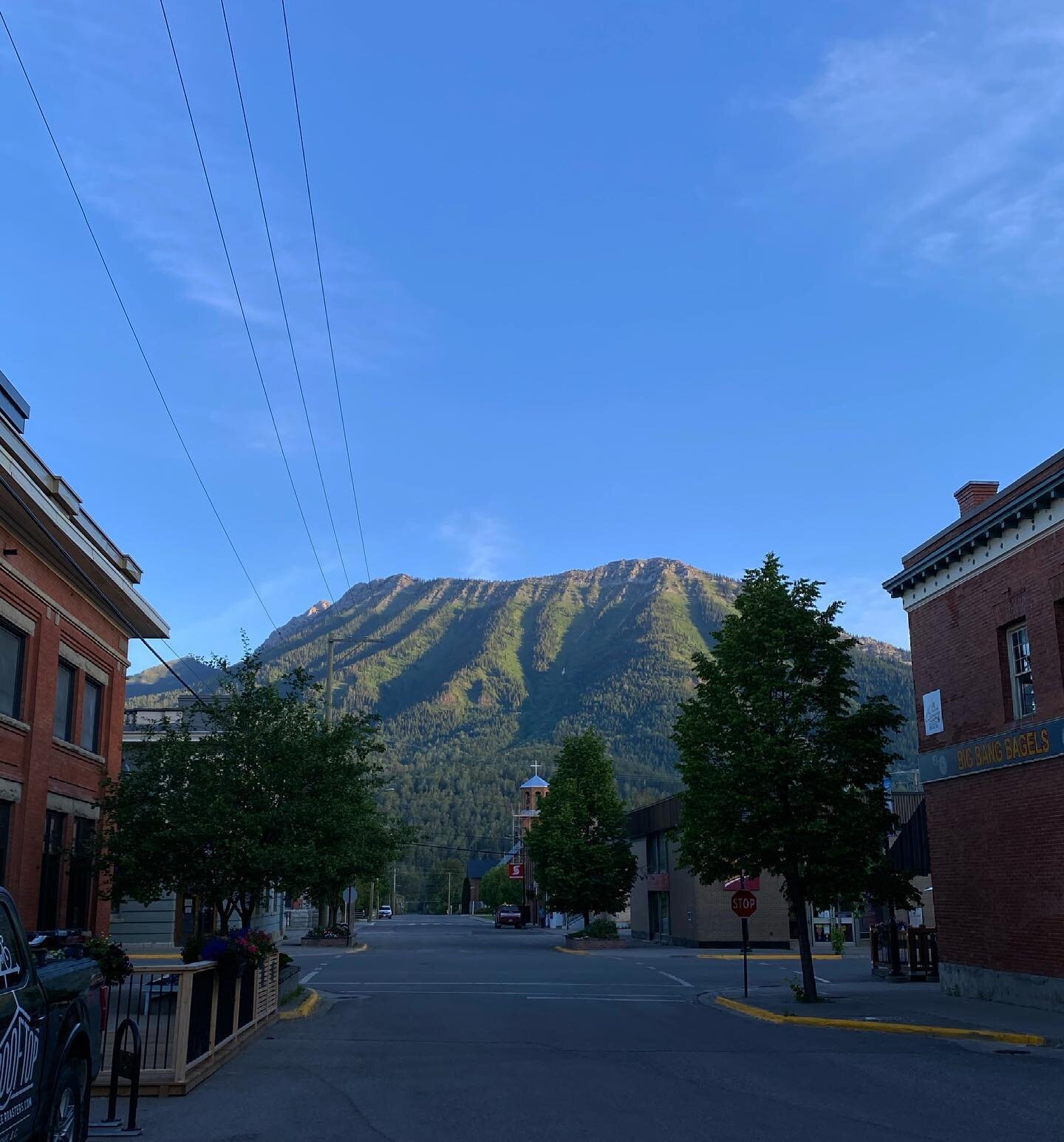 First light on Mt. Fernie on the longest day of the year. The early roast mornings come with quite the view these days ☀️ Enjoy the extra sunshine today, it&rsquo;s shaping up to be a beautiful first day of summer in the valley. Happy Solstice!