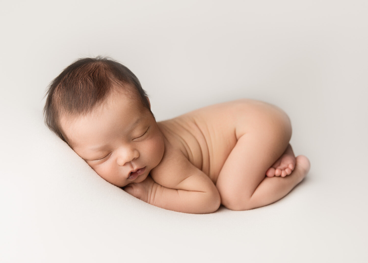  Classic white tushie up newborn baby pose in Winnipeg with Sue Skrabek Photography 