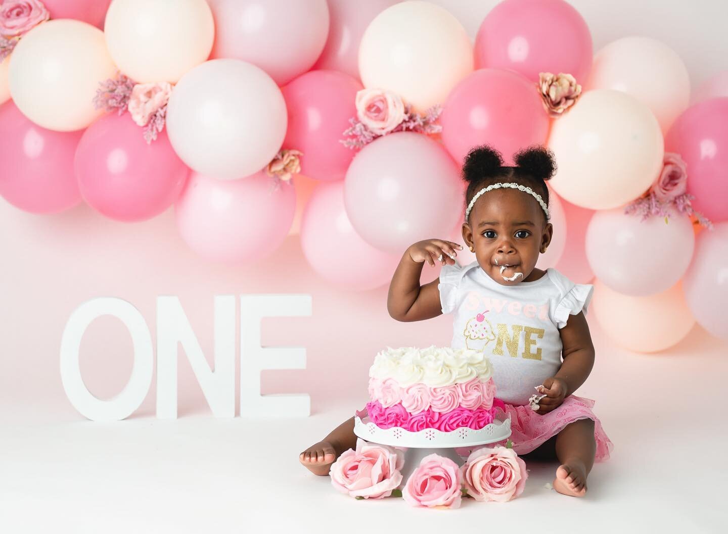 Love this super girly pink and floral cake smash! ❤️❤️