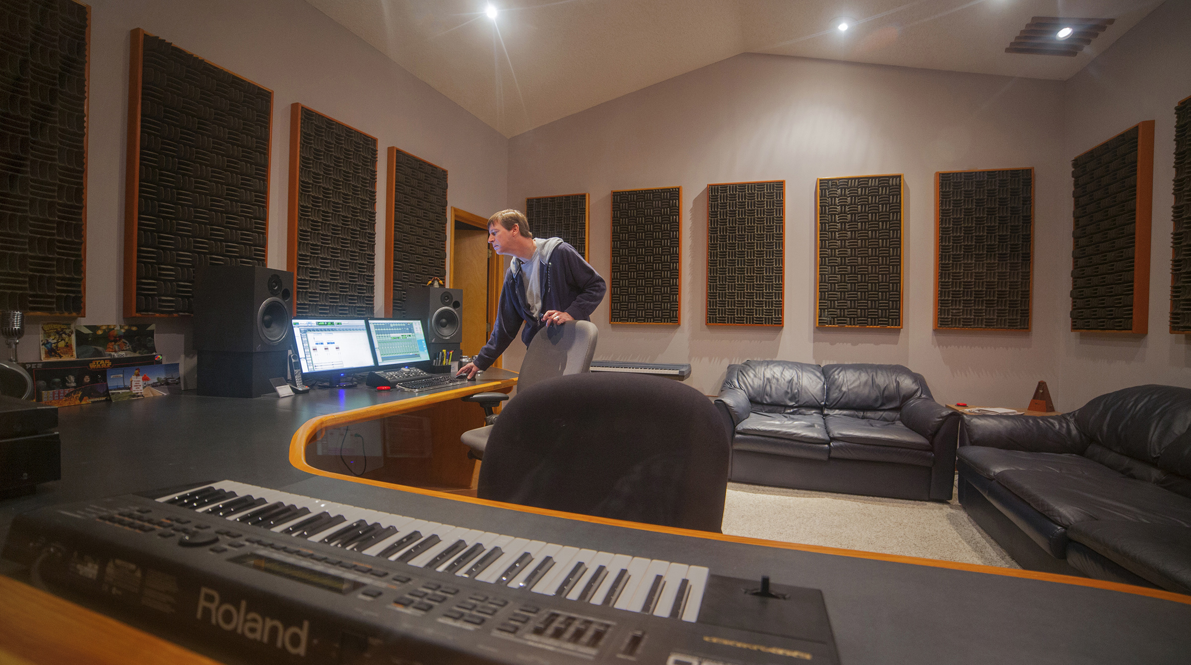 Where else can you find Pro Tools HD, an isolated listening environment, world-class audio engineering talent and comfy leather sofas at basement studio rates? Whether you’re creating radio spots, tracking an original score, recording Foleys or mixing to picture, there’s nowhere better than WaveGuide Studios.