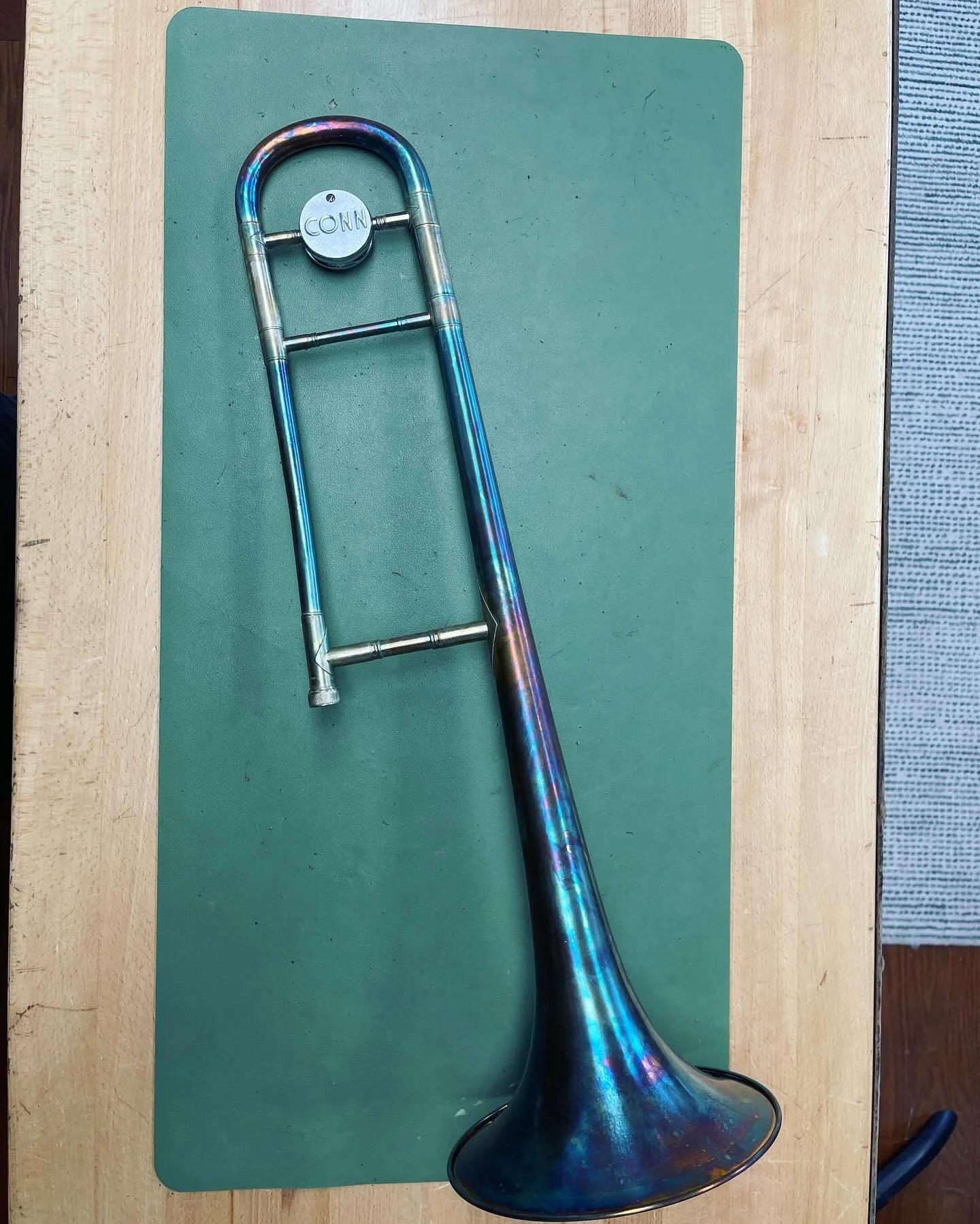 Conn 6H - now in full color! This patina lends itself well to the yellow brass and gives a nice blend of brown and blue-green hues. 
#SweeneyBrass
#keepitsimple
#Conn 
#modification 
#strip 
#quality
#shopcat
#custom
#patina
#trombone 
#basstrombone