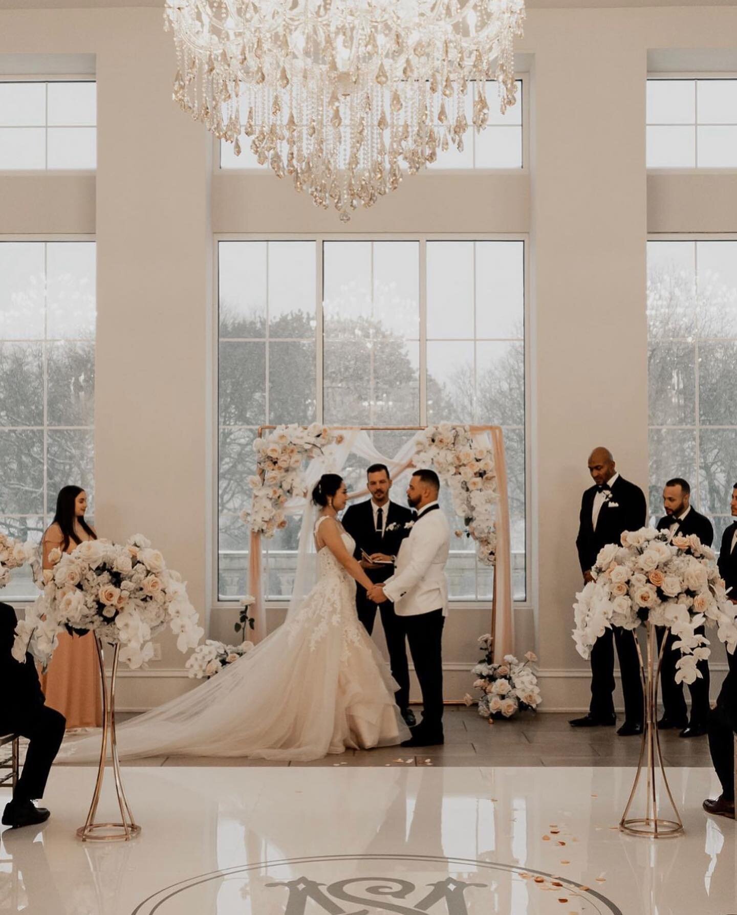 Anyone remember Valentine&rsquo;s Day 2021? We do! North Texas was in the middle of a Winter Storm that turned @theolanatx into a Winter Wonderland giving Sunny + Moises a picturesque snow-covered backdrop to celebrate their love. And here we are two