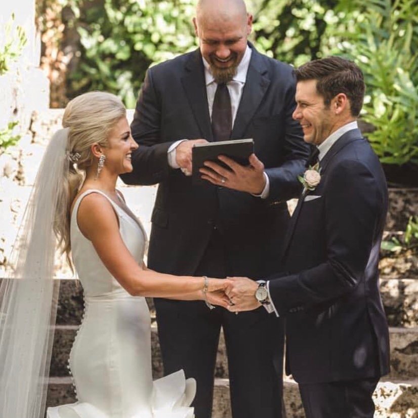 This is what a wedding in Maui officiated by a former @dallascowboys looks like! If you want to wow your guests by having a pro athlete that spent years in the trenches blocking for @tony.romo officiate your ceremony &mdash; we&rsquo;ve got you cover