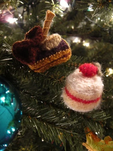 C akes (from, Amigurumi Sweets, published by Boutique Sha), for grandma and aunt. yarn, polyfill, beads, 2010