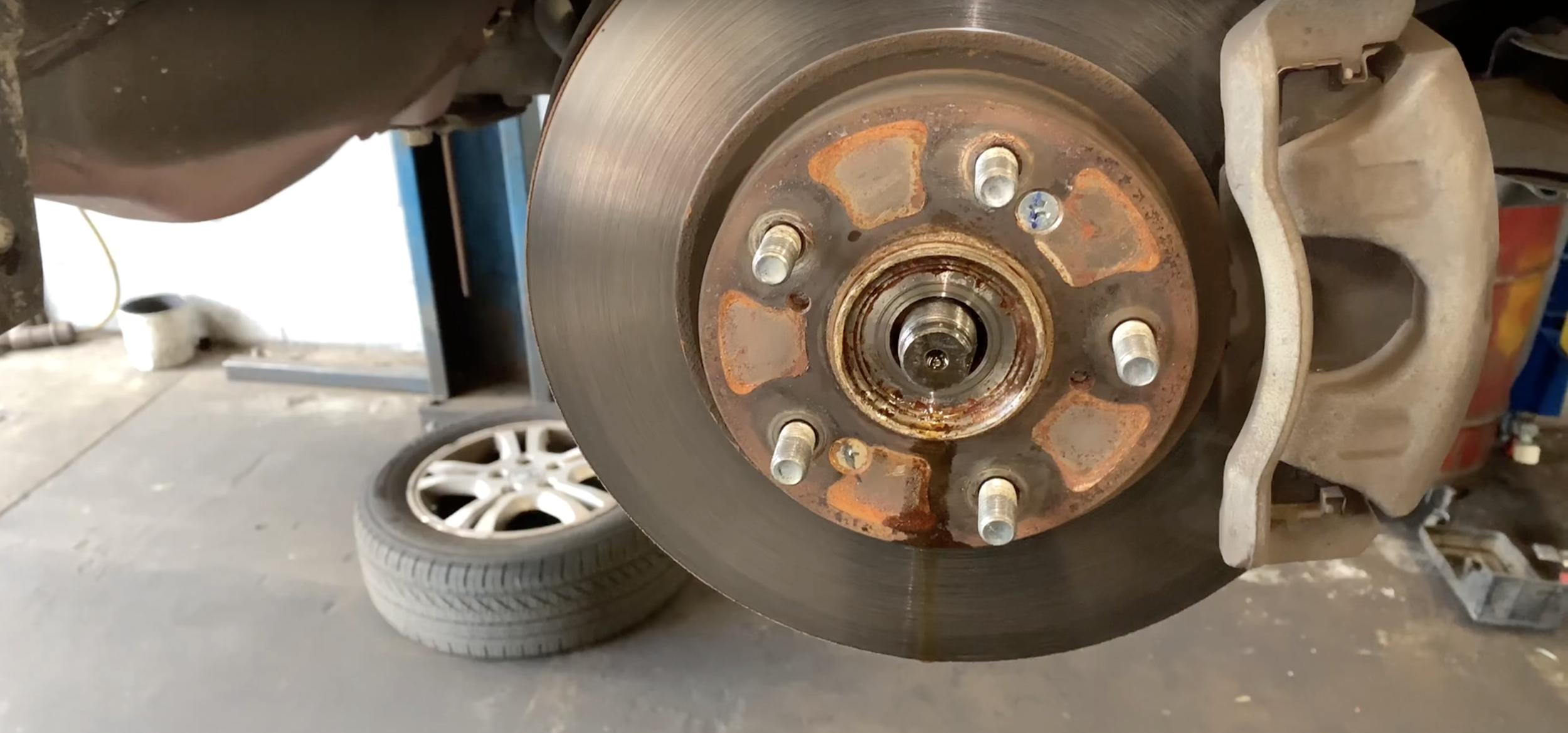 How to Remove a Stuck Axle from a Hub Using the OTC Heavy Duty Hub Puller