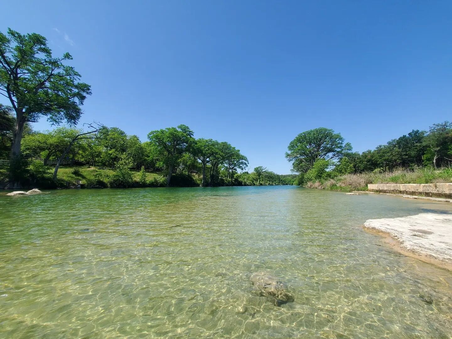 Round up your favorite folks for a Memorial Day getaway! Our Cactus lodge &amp; Moonlight lodge are still available at a special rate! Book now &amp; enjoy prime river access &amp; amenities for your Wimberley stay! 😊🌞@ccrstudios #memorialdayweeken