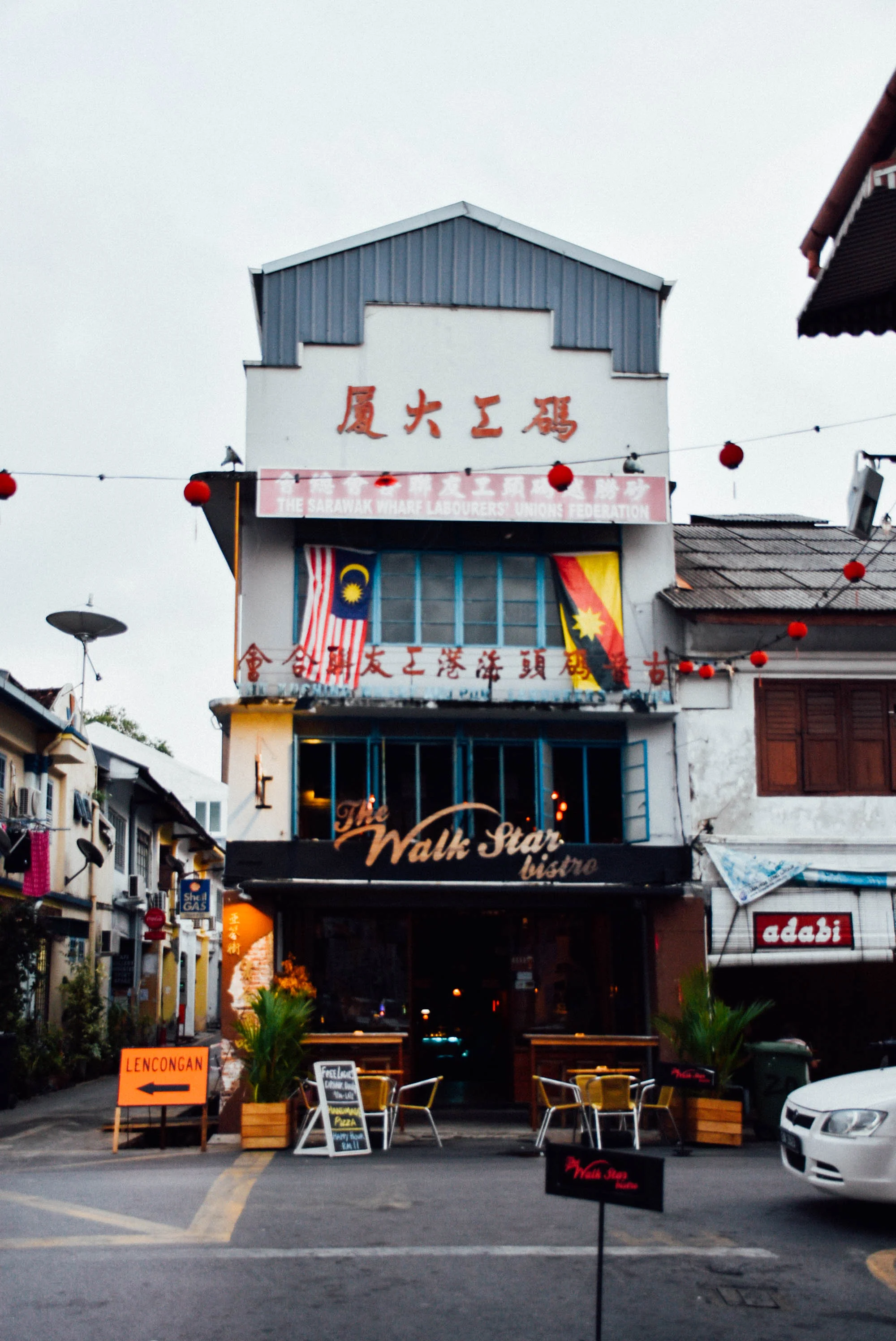 one of those bars at the Kuching Waterfront. perfect for an afterwork pint.