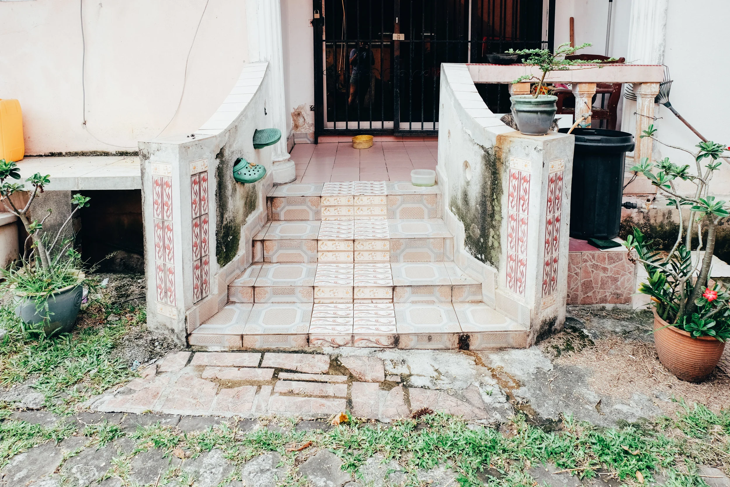 we walked along a back alley & found that some houses has such a welcoming back entrance too.