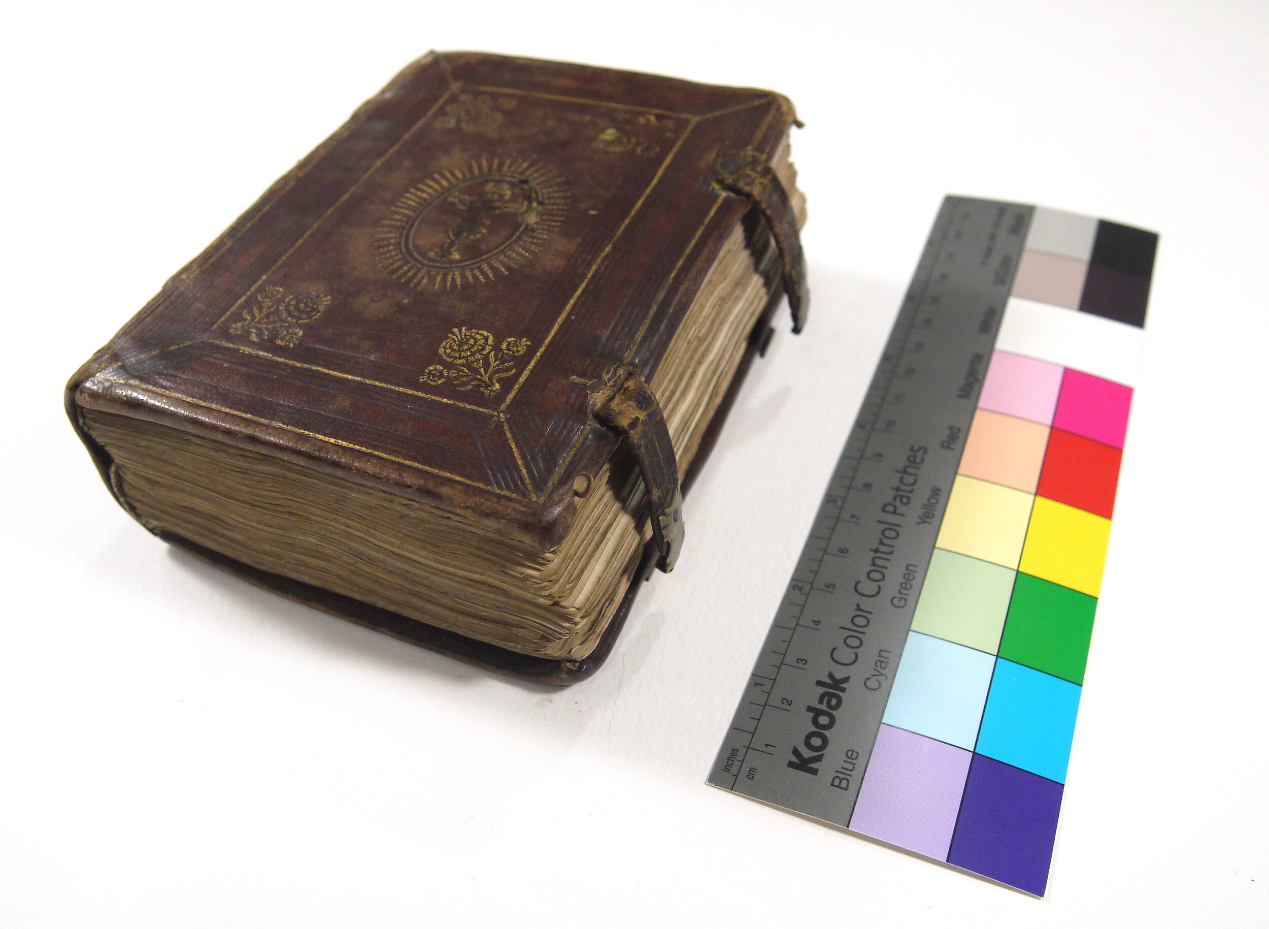 3 Quick Methods for Preserving Old Books