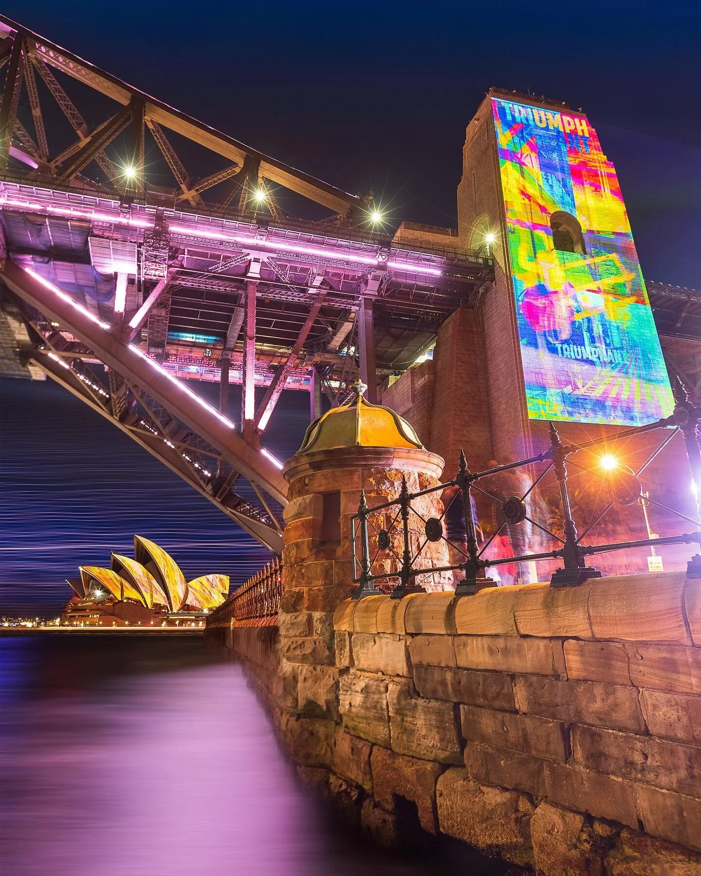 Who else misses the magnificent colours of @vividsydney ? 👾 Shot during a great night out chasing the lights with @sunrise_searcher 
👾
.
.
.
#sydney #vividsydney #feelnewsydney #ilovesydney #seeaustralia #sydneyharbour
#checksydney #newsouthwales