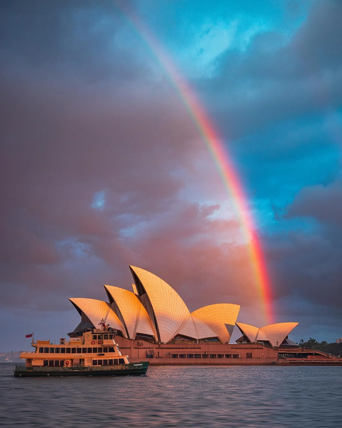 Here’s the ferry version of this image, shot in February on a lucky night. Happy Thursday! 🌈 
🌈
.
.
.
.
#rainbow #ferry #sydneyoperahouse #nightphotography #abcmyphoto #feelnsw #feelnewsydney #ilovesydney #seeaustralia #canonaustralia #natge