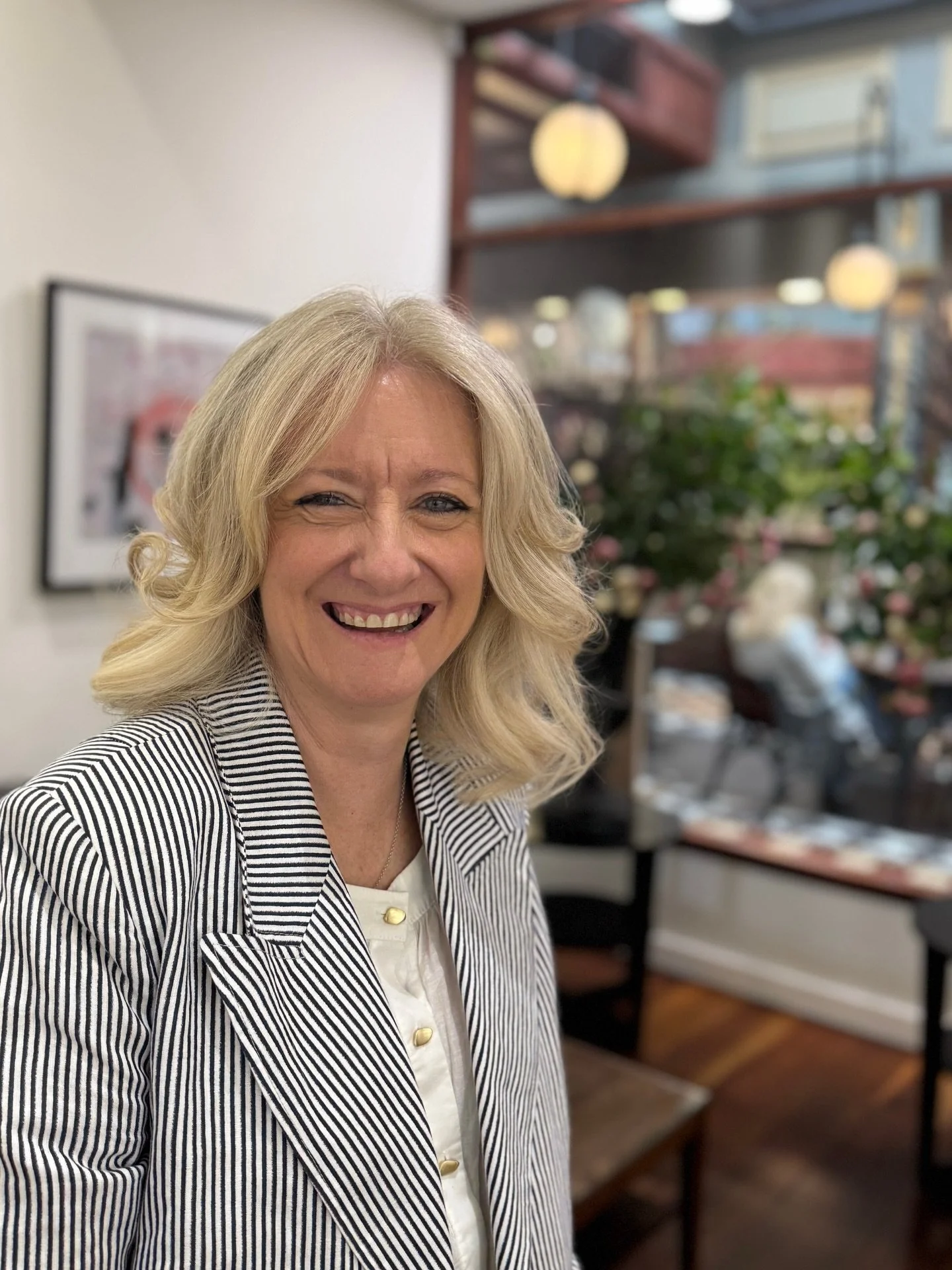 Isabella knows how to make that blowdry last two weeks 🫡

.

#bouncyblowdry #curls #silhouette #dalysalon #adelaidehairdresser