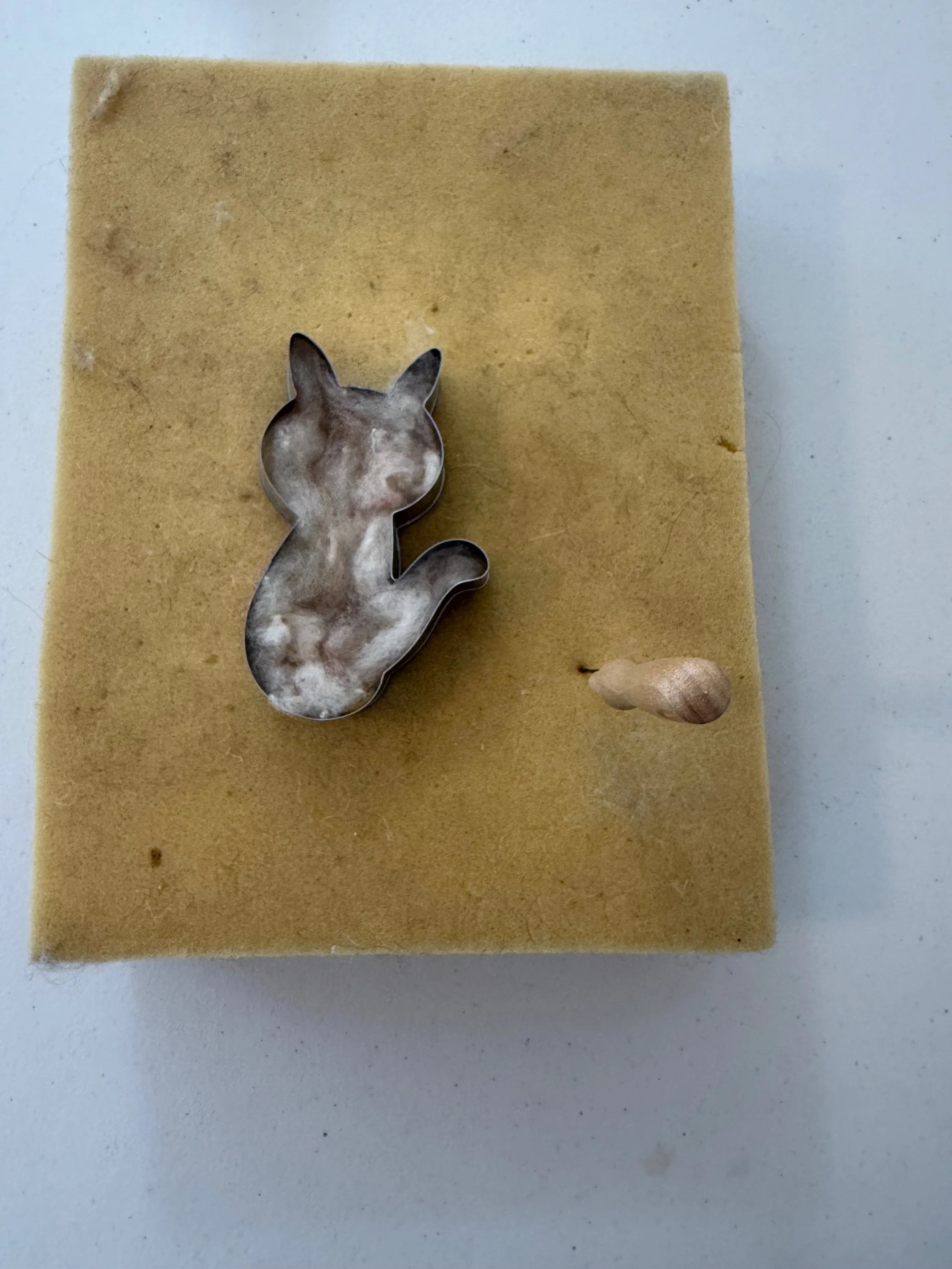 roving in cat cookie cutter to felt