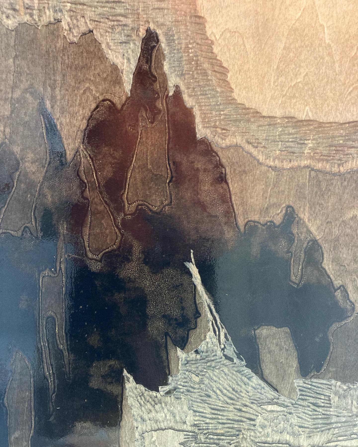 All about the subtle tonal variation with this one. This is how it looks on the board after using the stencils to protect areas and stripping the rest in varying amounts. Ready to print. 

#reliefprinting #reliefprintmaking #printingbyhand #woodblock
