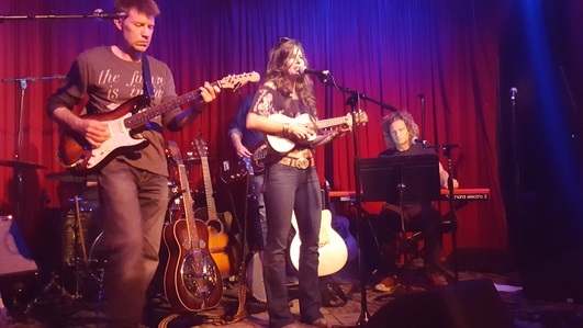 From left to right: Kevin Glaz (guitars), Essence, and Danny Eisenberg (keys) at Hotel Cafe. Photo by Jessica Klausing.