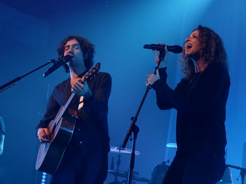 Gary Lightbody and Minnie Driver perform photo by @U2Soul/Flickr.