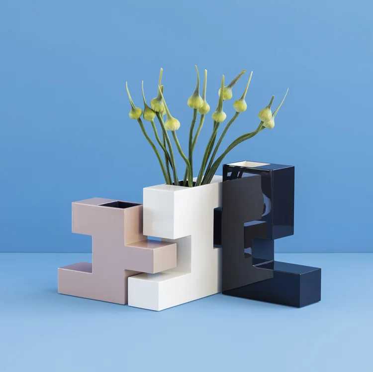 A KOOK MILIEU LACQUER VASES