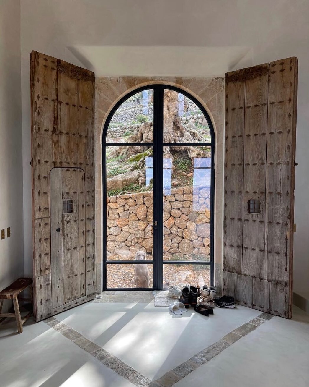 someone is waiting patiently to be let into this beautiful home in Mallorca by Moredesign
.
.
.
.
.
.
.
.
#moredesign #architect #architecture #home #mallorca #entrance #foyer #interiorarchitecture #design #kellybehunstudio @moredesign.es