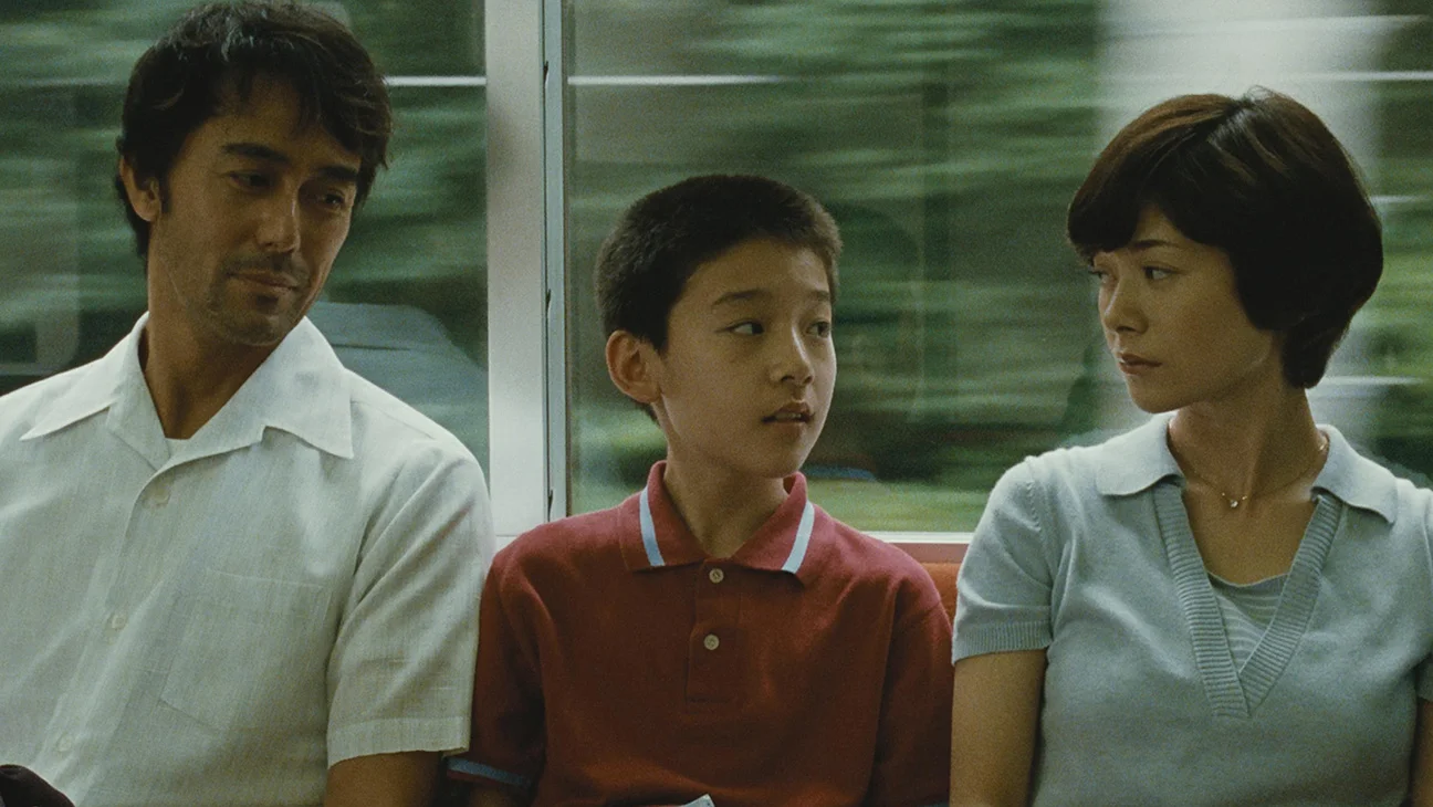Shinoda Ryôta (Hiroshi Abe), Shiraishi Shingo (Taiyô Yoshizawa), and Shiraishi Kyôko (Yôko Maki) in Hirokazu Koreeda's After the Storm.