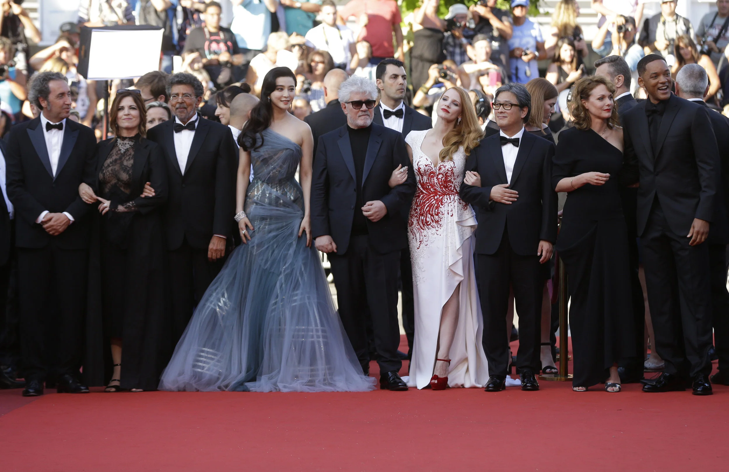 From left to right, the Jury included Paolo Sorrentino, Agnès Jaoui, Gabriel Yared, Fan Bingbing, President Pedro Almodóvar, Jessica Chastain, Park Chan-wook, Maren Ade, and Will Smith.