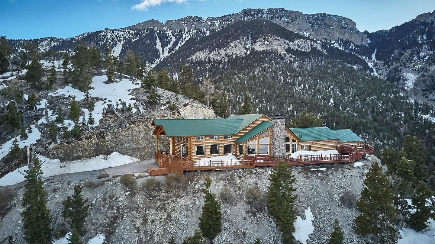This beautiful log cabin was built to embrace outdoor living &mdash; the sight of this architectural marvel perched atop the highest point in Las Vegas will take your breath away. 📸

What do you think of this unique house? Let us know in the comment