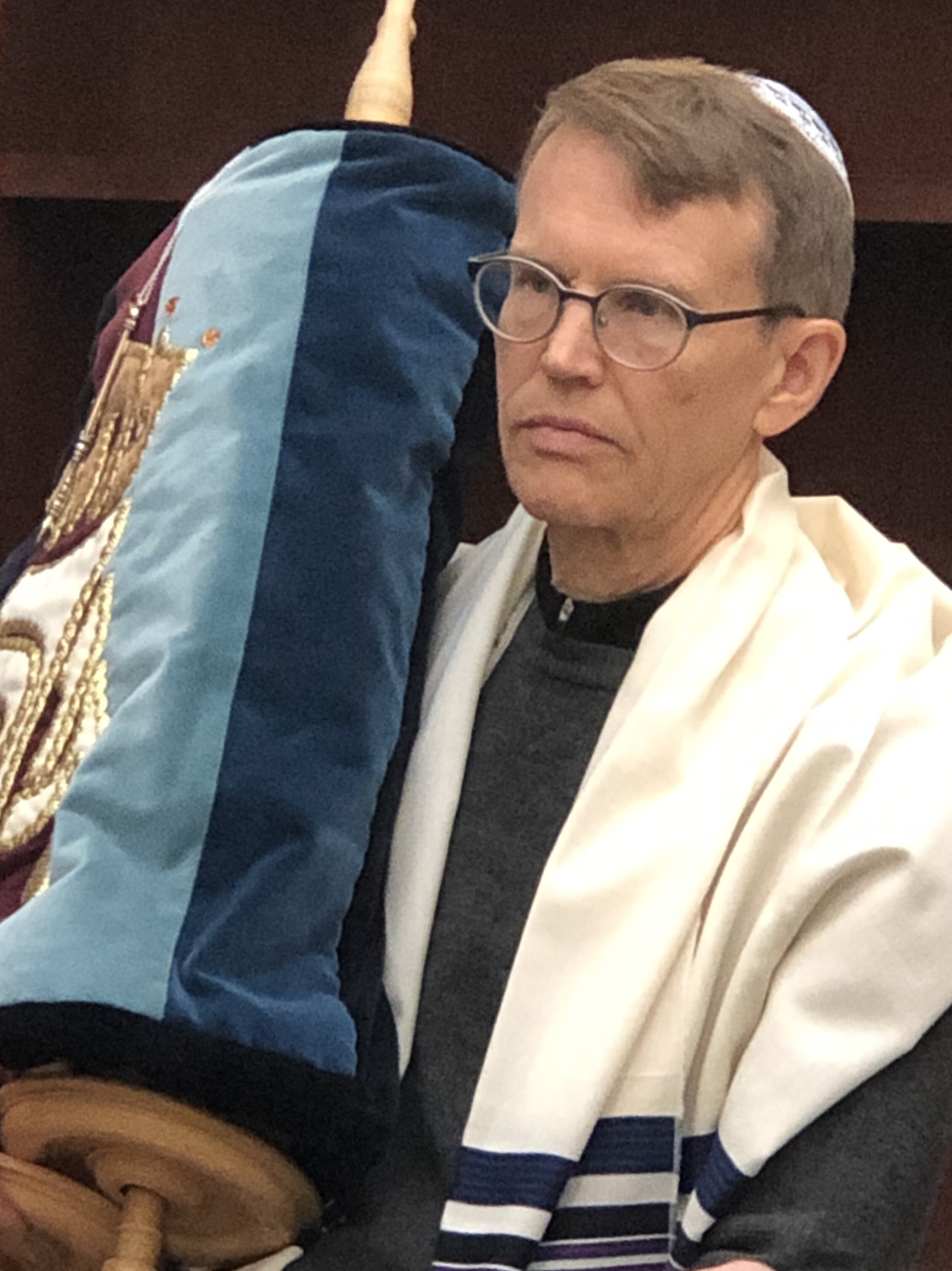 Stan Vriezelaar carrying Torah.jpg