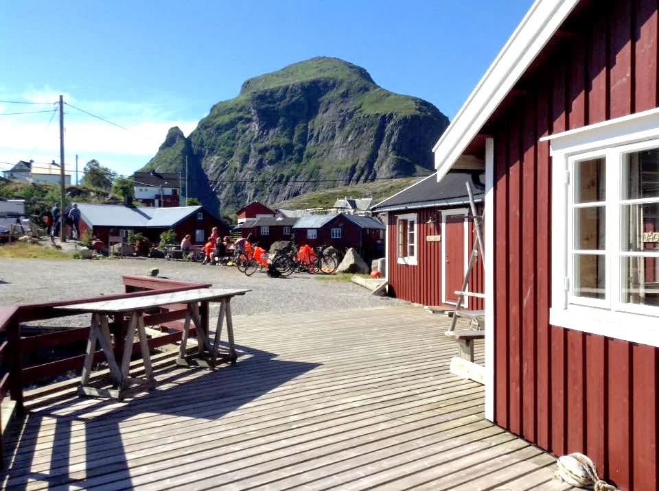 Overnatting, Å i Lofoten, rorbu. Bilde av uteareal.