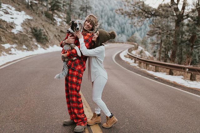 If every couple brought their dog to be in the photos, the world would be a better place. 🐶❄️