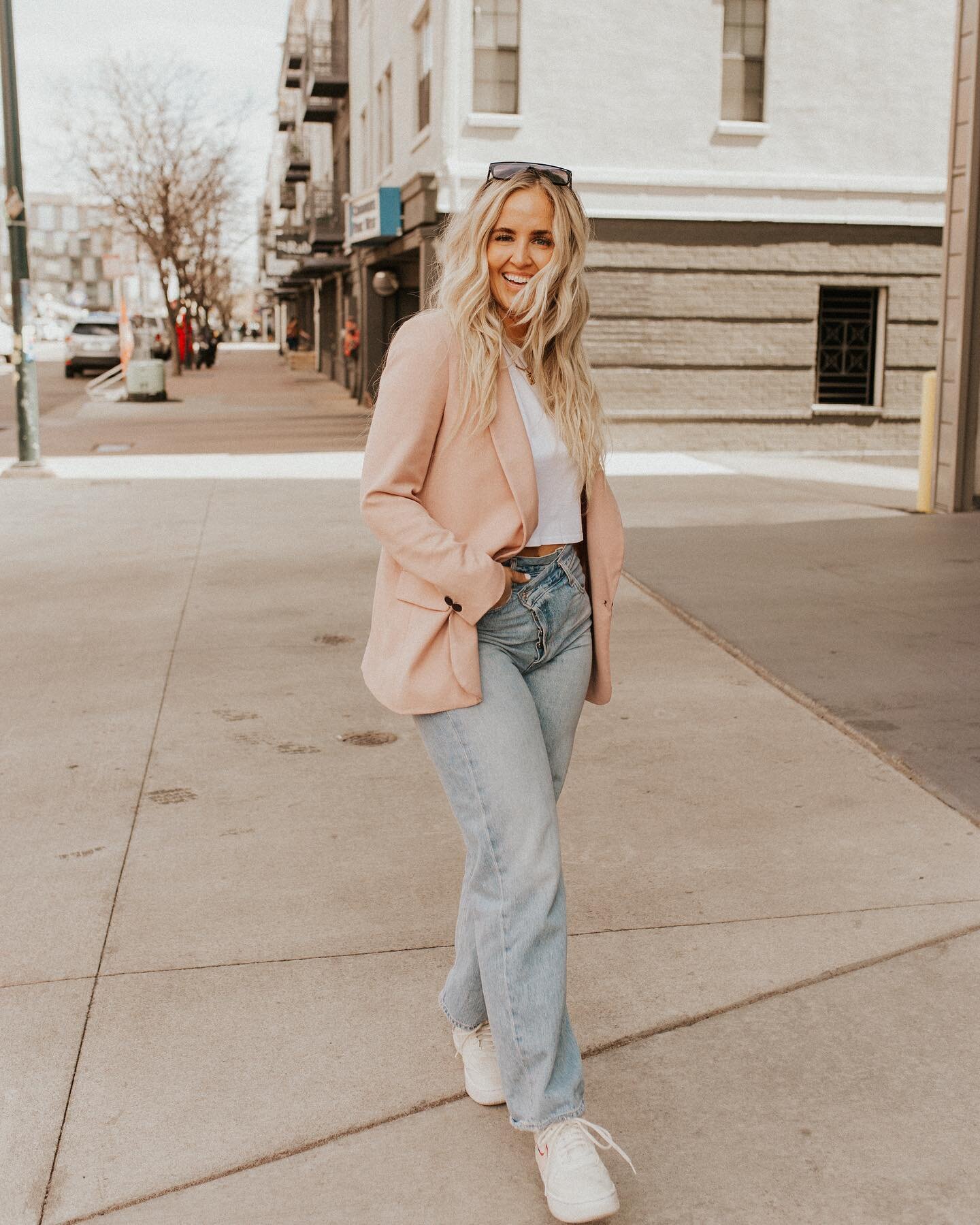 Not 100% sure why, but when I look at these photos of @cassidyeats, the only lyrics that come to mind are &ldquo;making my way downtown, walking fast, faces pass and I'm homebound.&rdquo; Na na na&hellip;.! 😍
&bull;
&bull;But for real, working with 