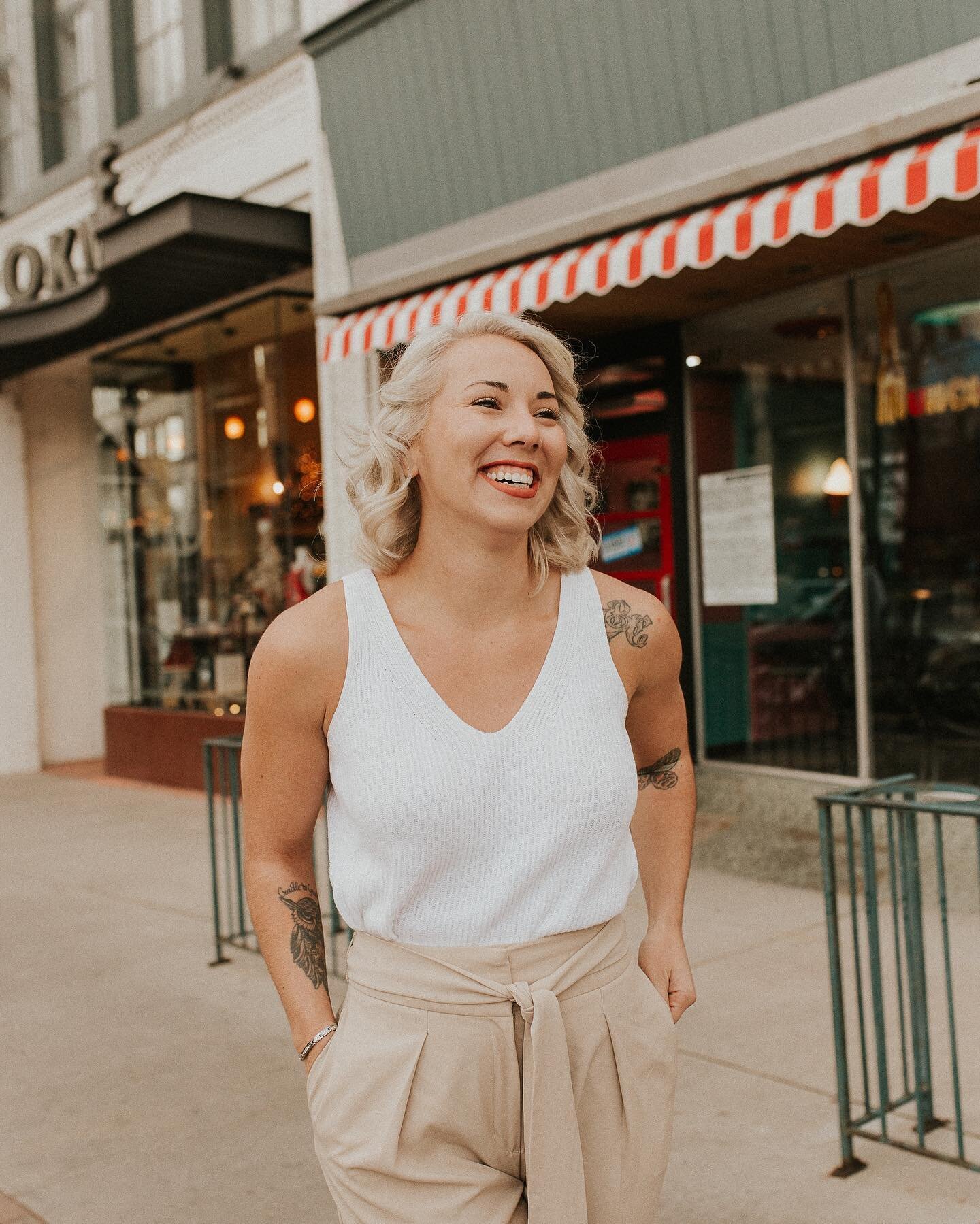 Friendly reminder, your headshots don&rsquo;t have to be boring! This session with @triciavrealty had me cheesin&rsquo; so hard &amp; gave me all the Marilyn vibes. 💋