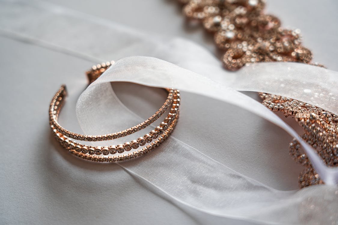 Elegant gold and diamond jewelry appraisal