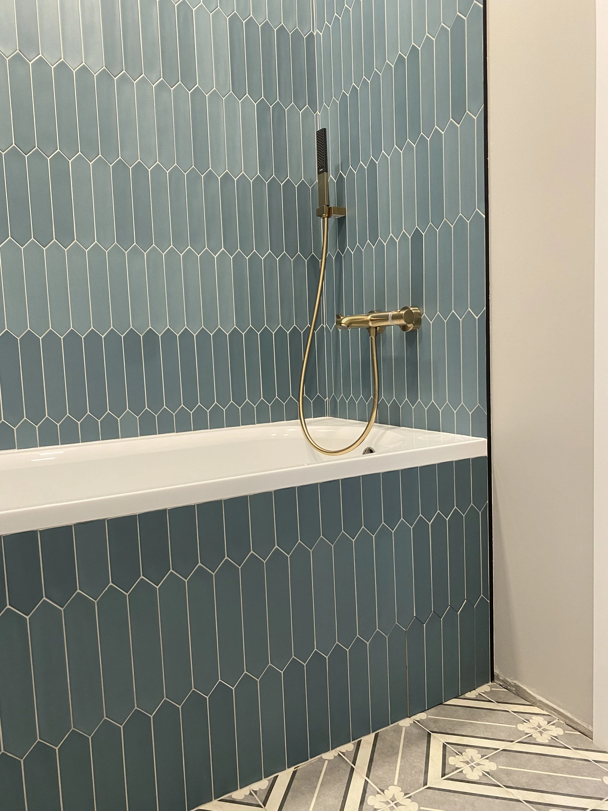 blue-tile-built-in-bath.jpg