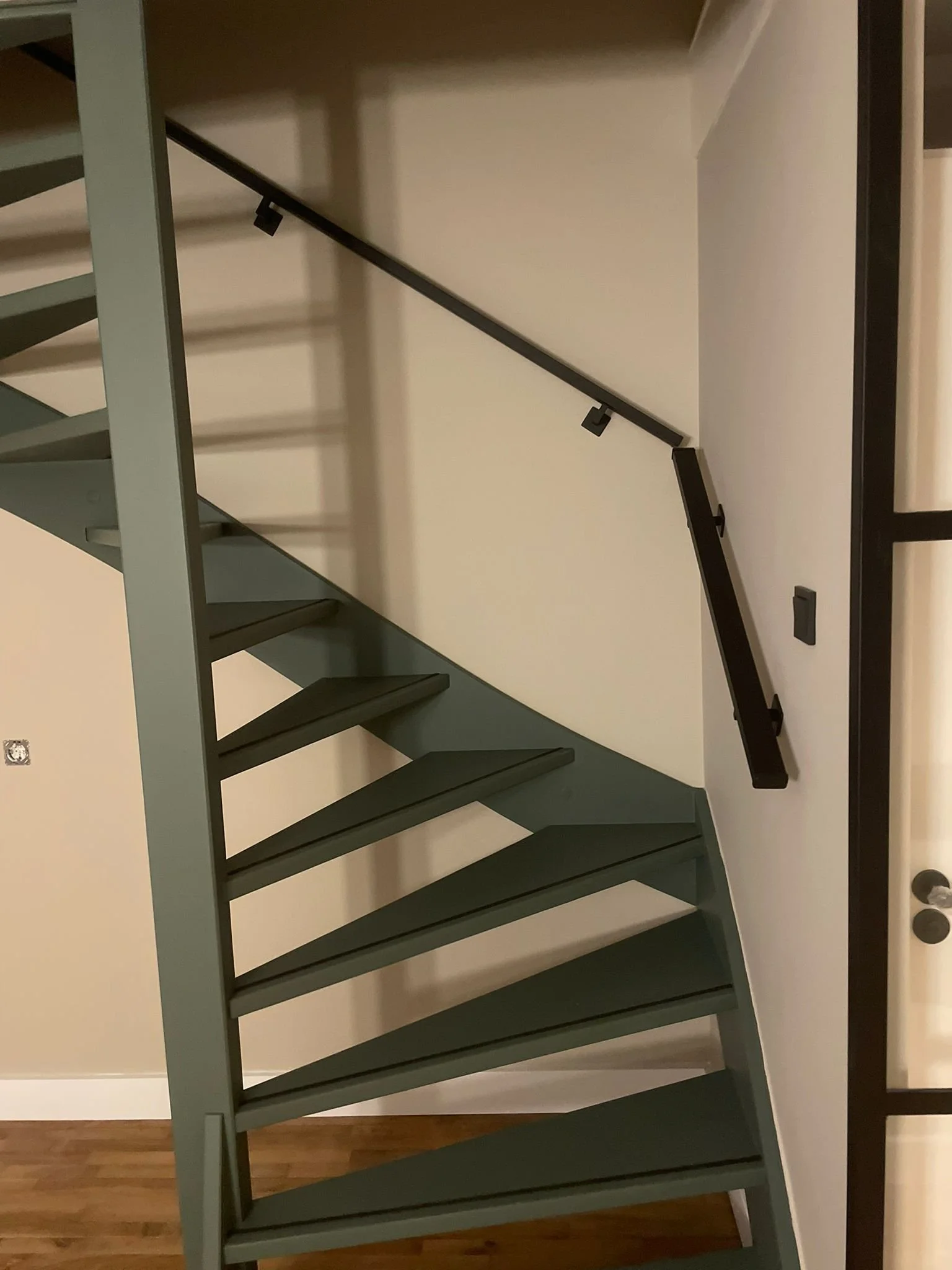 painted-green-stairs-antislip.JPG