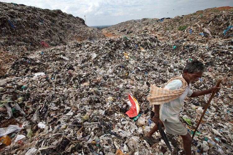 محل دفن زباله در خارج از بنگلور.  تا سال 2050 ، هند به محل دفن زباله هایی به اندازه دهلی نو نیاز دارد تا مدیریت دفع را انجام دهد.