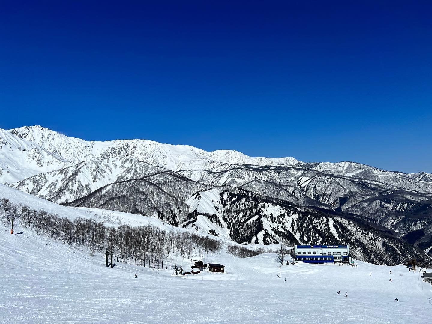 Who went skiing on such a lucky day? 🙋&zwj;♀️🙋&zwj;♂️🙋
Happy Happo! ⛷
.
#happoone 
#白馬村 #信州 #旅行 #冬旅 #長野県観光 #旅行好きな人と繋がりたい #❄️ #スキーすきな人と繋がりたい #スノボすきな人と繋がりたい #skiholiday #japow #hakuba #hakubavalley #instatravel #japanholiday #winter #skijapanholiday