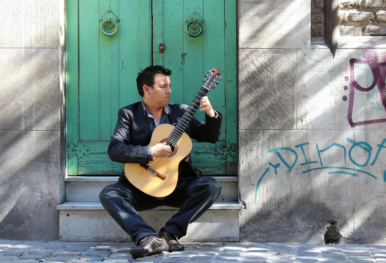 El guitarrista  Alexis Vallejos en su Gira por Japón interpretará  varias obras de  Claudia Montero.