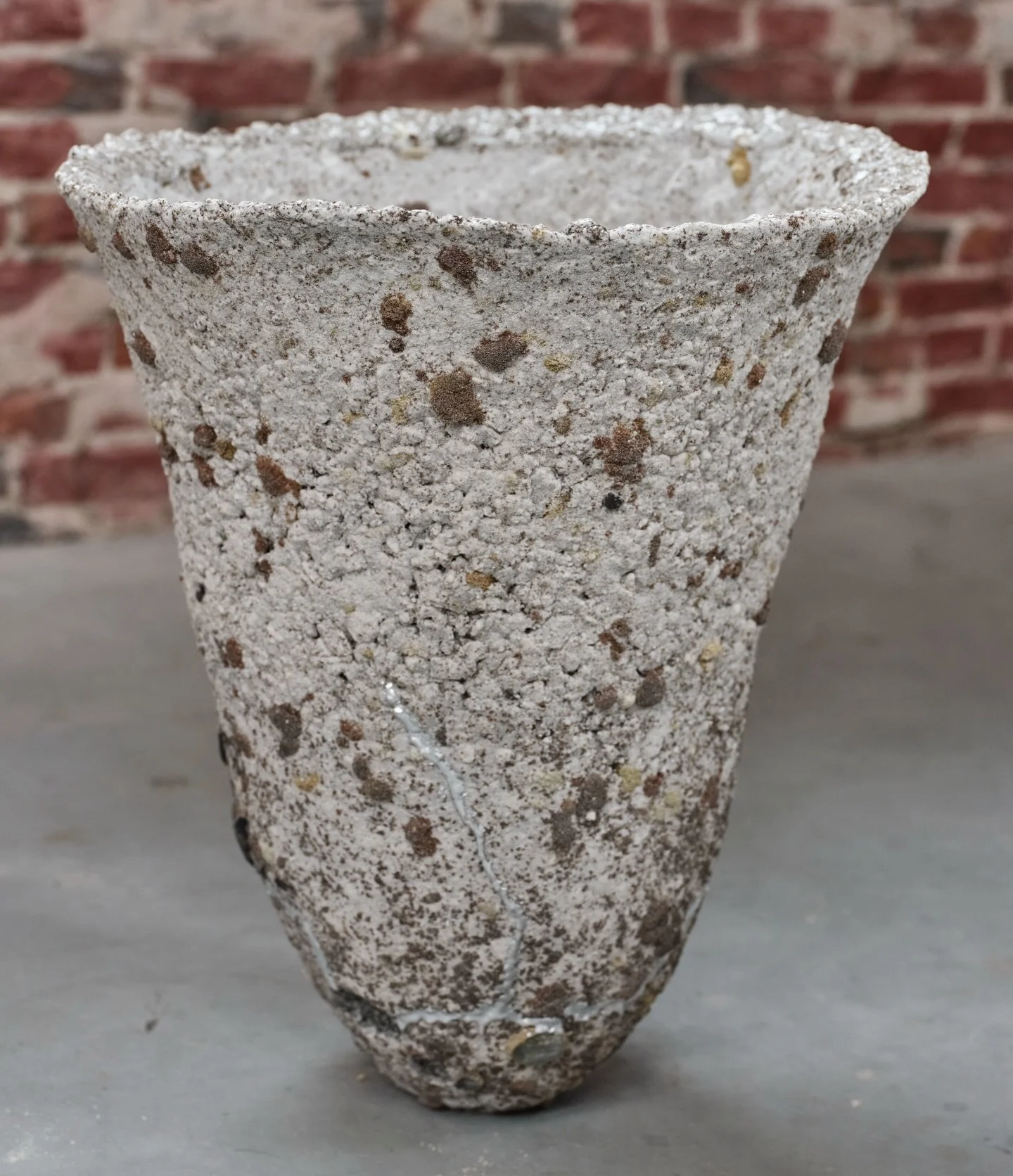 *~ / 𝓔𝓚𝓦𝓒 𝓡𝓮𝓼𝓲𝓭𝓮𝓷𝓬𝔂 𝓓𝓲𝓪𝓻𝔂 𝟖 / ~*
Being free from the limitation of kiln size seems unrealistic in ceramics, yet that&rsquo;s how I feel when I was working at the @ekwc_oisterwijk I was able to go as big as I can. With this specific