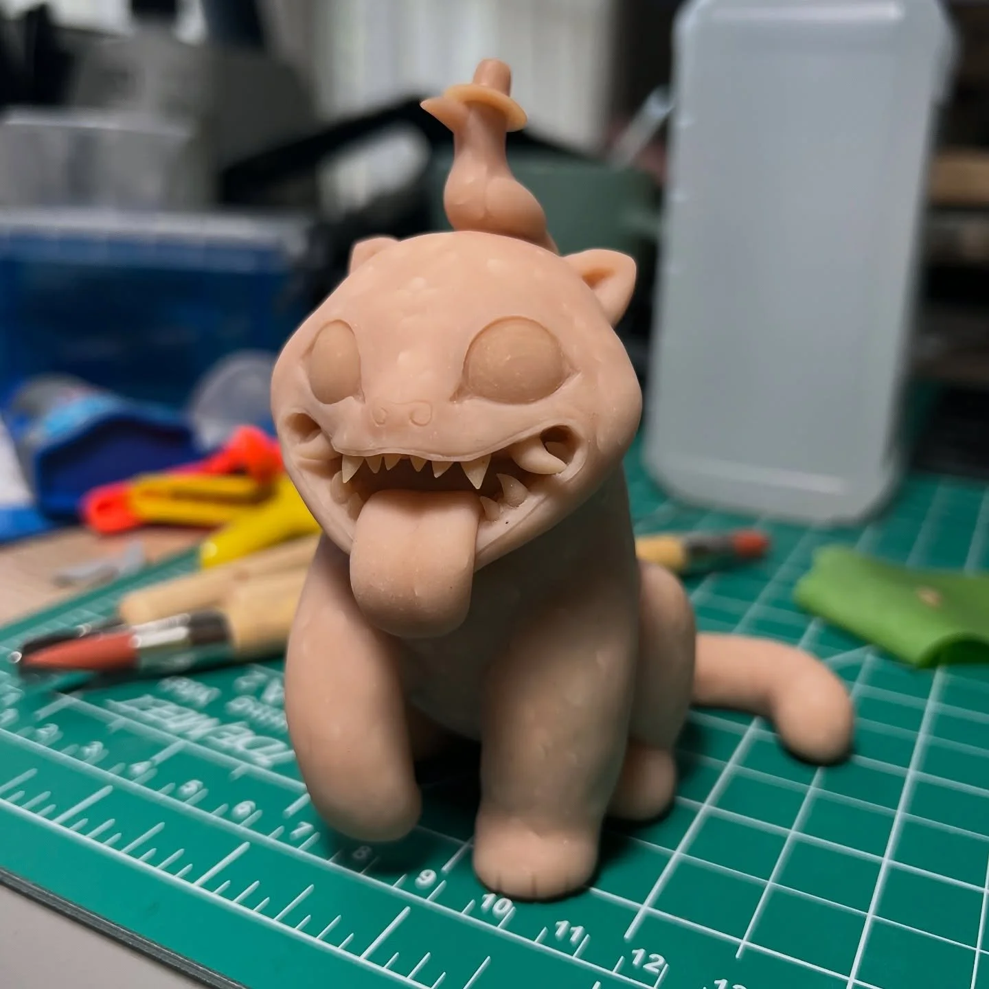 Derpy &amp; Sussie got baked 😬✌🏻#kpopdemonhunters 
.
#derpytiger #monster #monsterart #creaturedesign #monsterdesign #scifi #fantasy #creature #creatureconcept #toy #toyartistry #designertoy #maquette #miniatures #sculpture #clay #sculpting
#sculpe