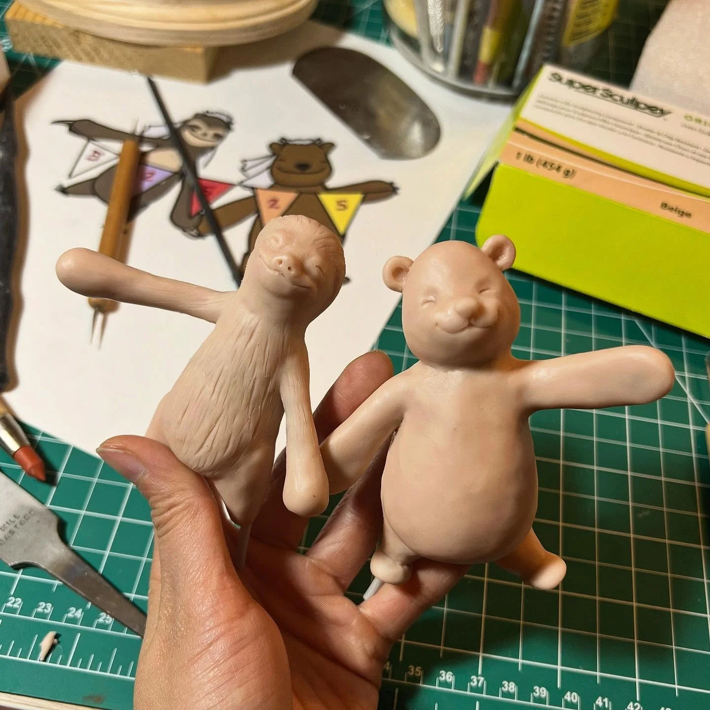 Claws &amp; fur coming out 🦥🐻💕
.
#wedding #creaturedesign #fantasy #creature #sloth #bear #weddingcake #cakedecorating #animallovers #toy #toyartistry #designertoy #maquette #miniatures #sculpture #clay #polymerclay #clayart #sculpting #sculpey #c